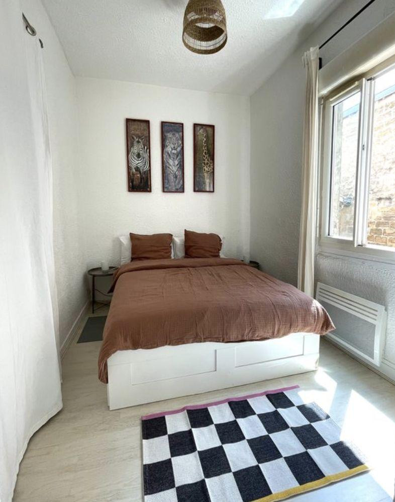 
                                                Location
                                                 Loue superbe appartement refait à neuf très calme