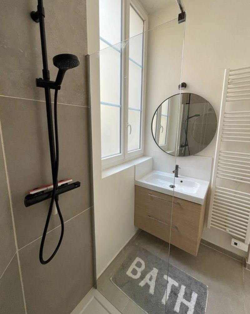 
                                                Location
                                                 Loue superbe appartement refait à neuf très calme
