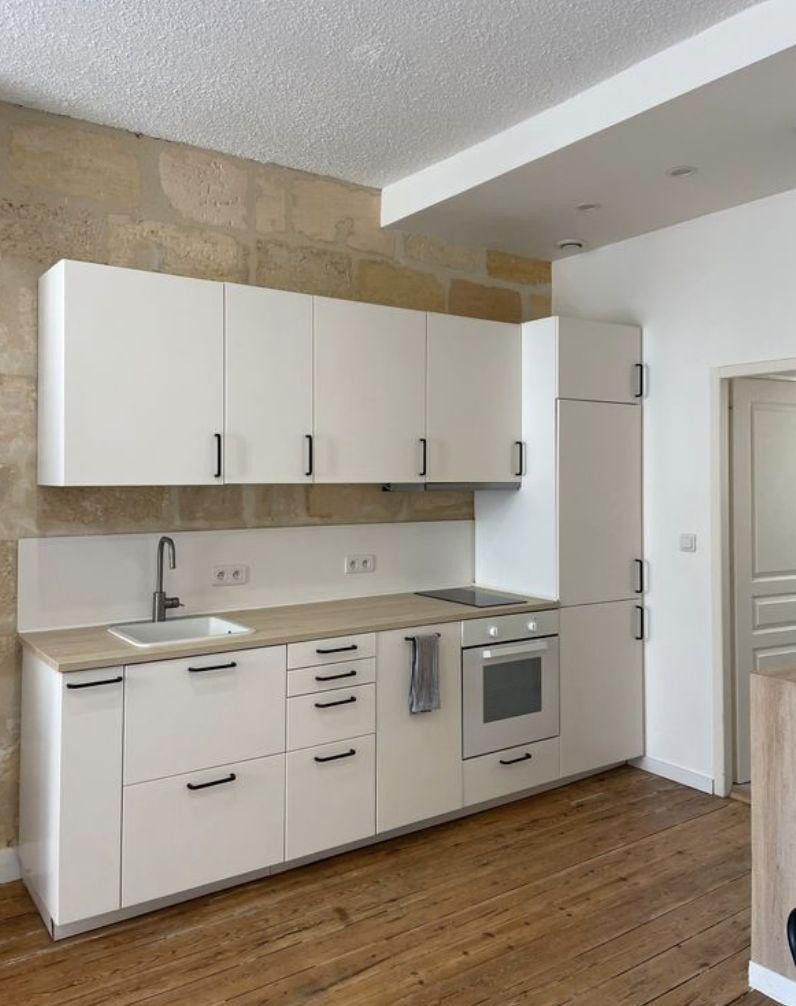 
                                                Location
                                                 Loue superbe appartement refait à neuf très calme