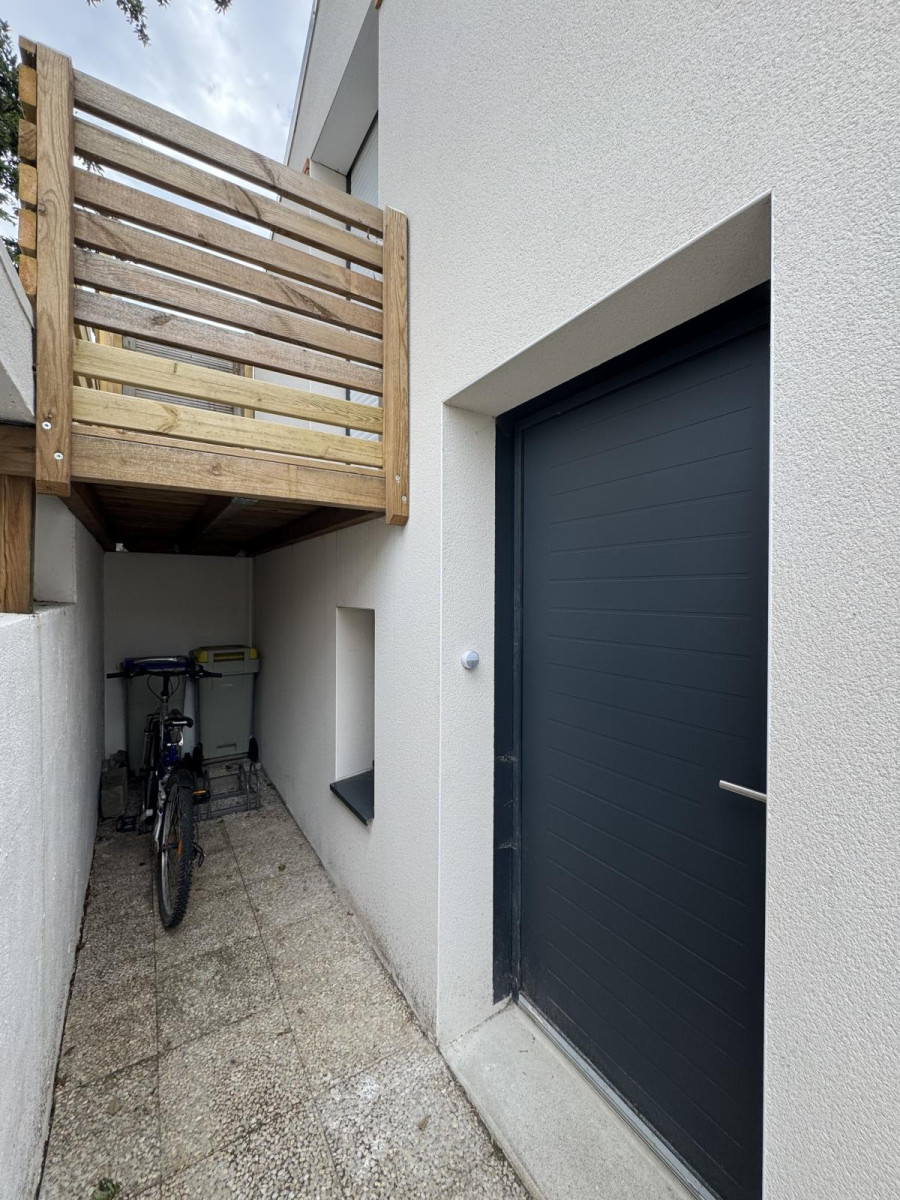 
                                                Location
                                                 Loue T1 Bis DUPLEX AVEC BALCON meublé neuf calme 3