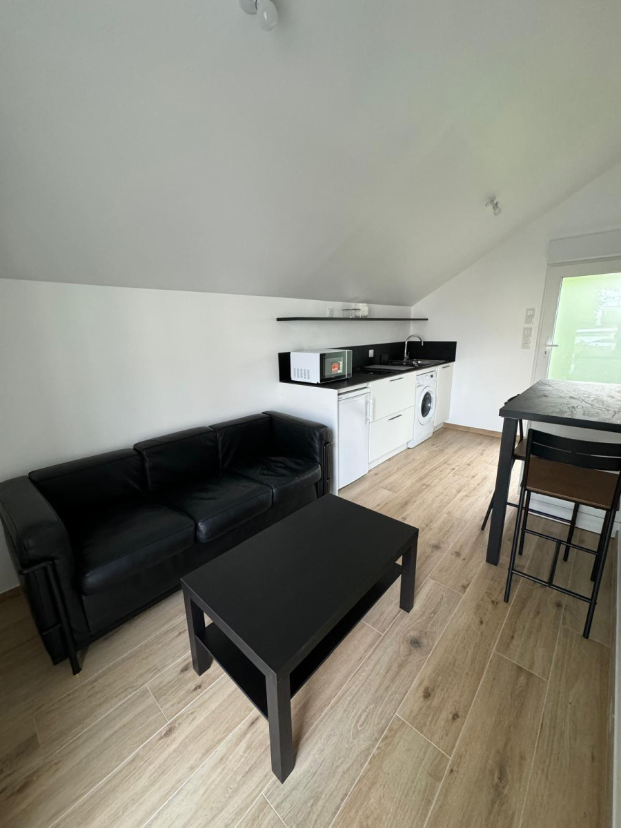 
                                                Location
                                                 Loue T1 Bis DUPLEX AVEC BALCON meublé neuf calme 3
