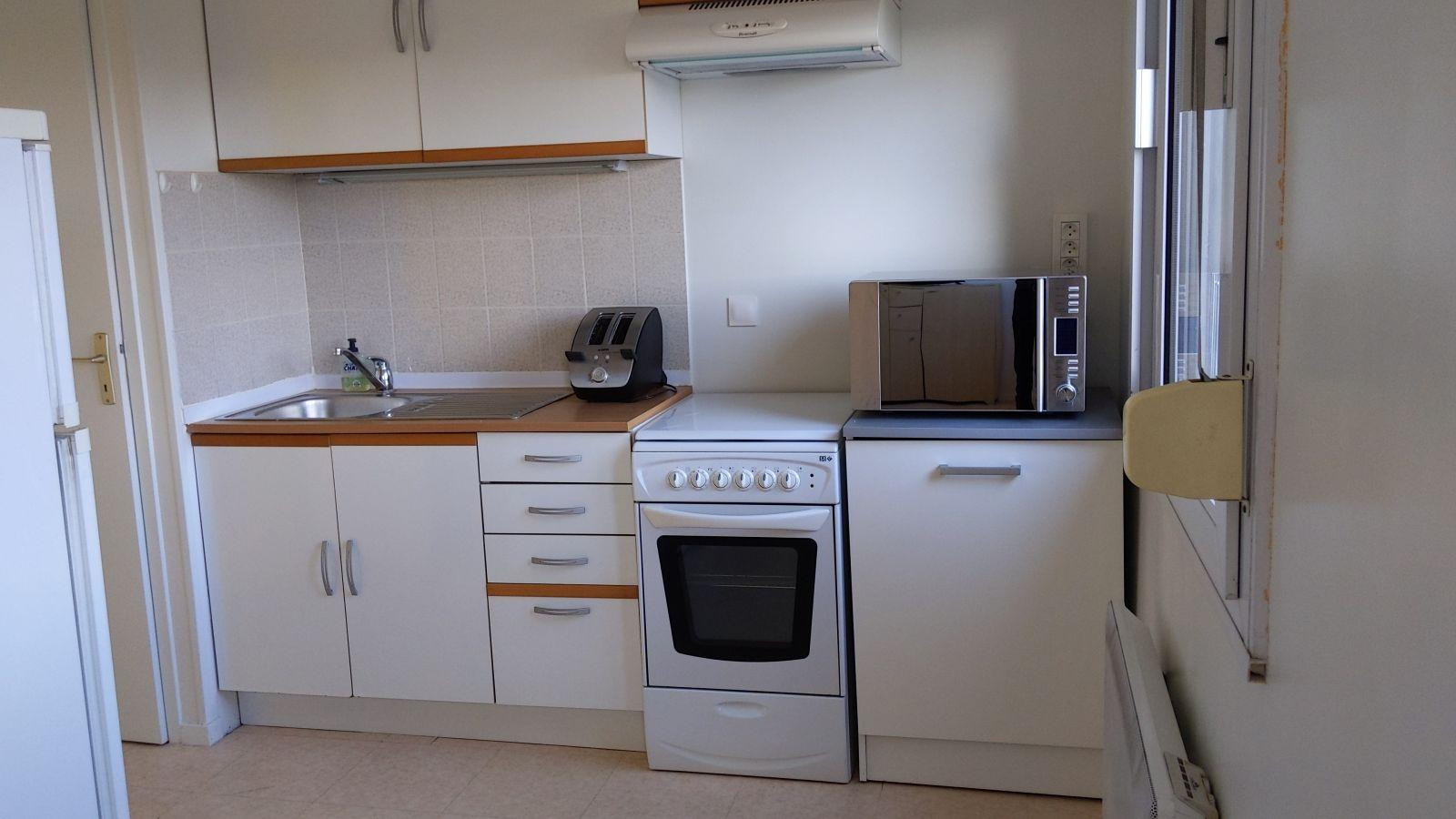 
                                                Location
                                                 Loue T2 meublé avec parking privé