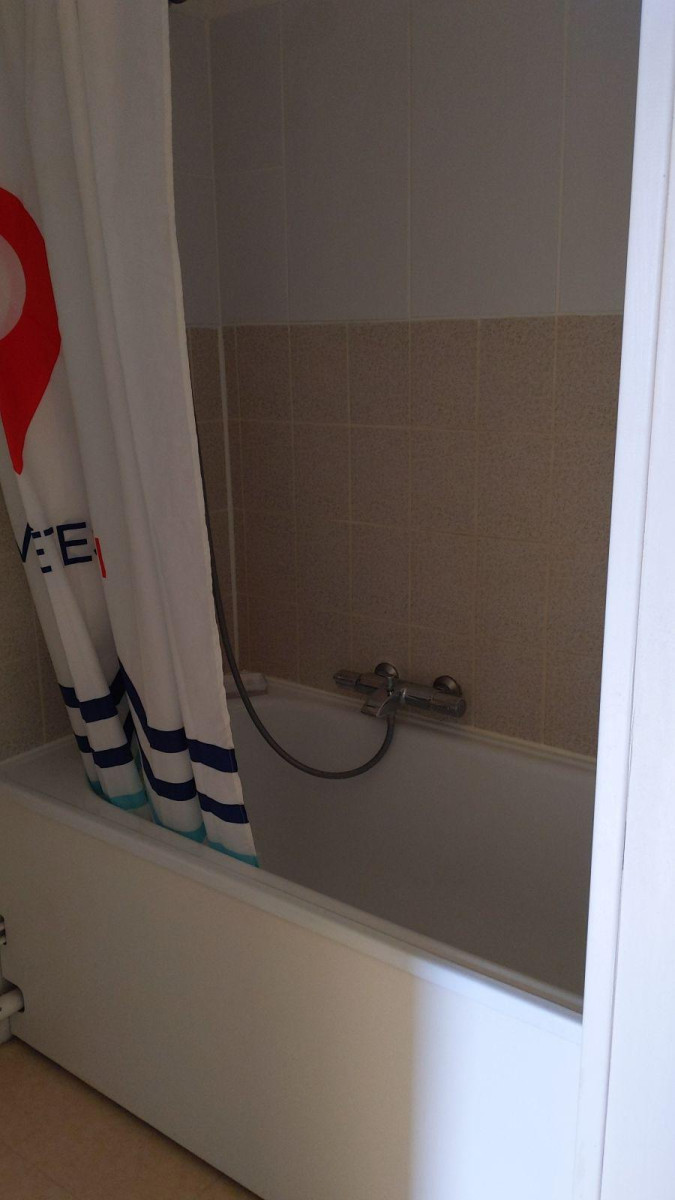 
                                                Location
                                                 Loue T2 meublé avec parking privé