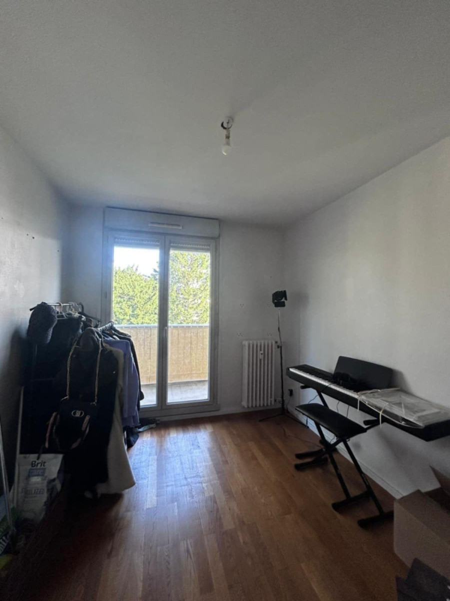 
                                                Location
                                                 Loue T4 au calme  Plateau de Saint Rambert 69009