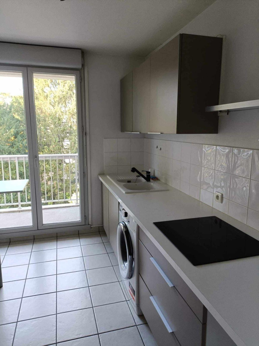 
                                                Location
                                                 Loue T4 au calme  Plateau de Saint Rambert 69009