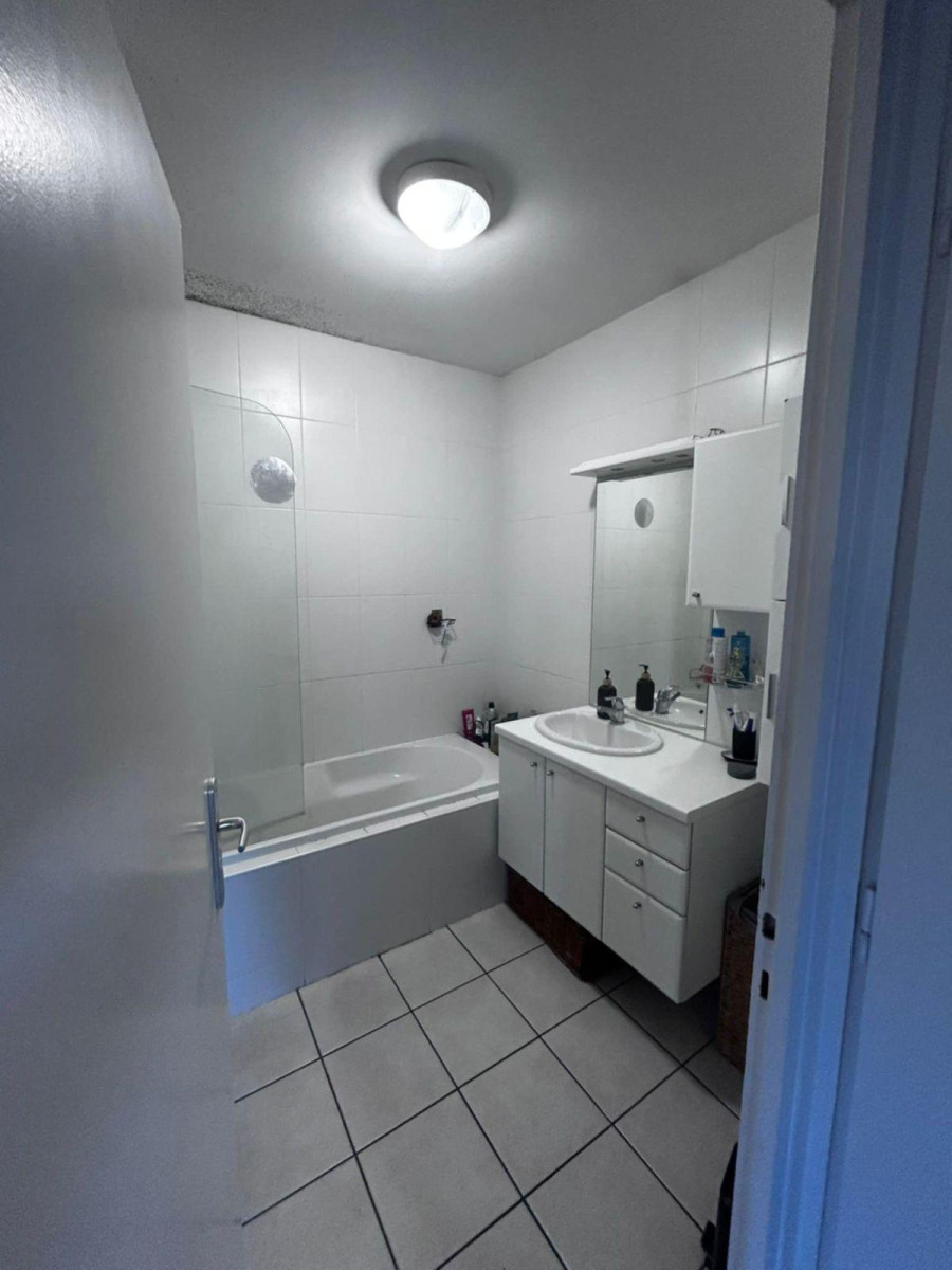 
                                                Location
                                                 Loue T4 sur le plateau de Saint Rambert 69009.