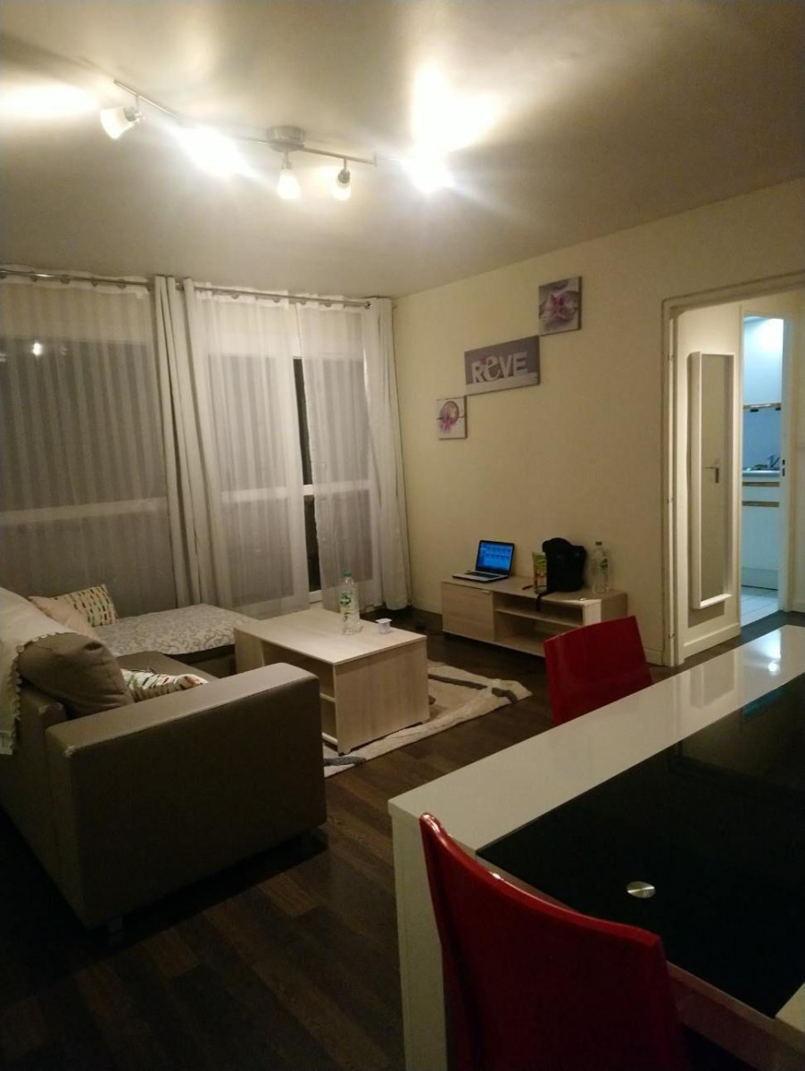 
                                                Location
                                                 Loue très beau 2 pièces meublé