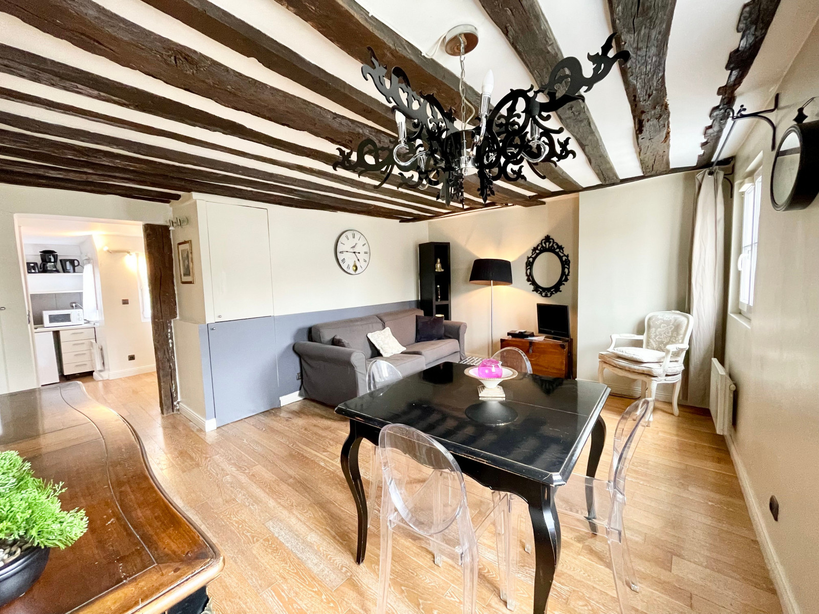 
                                                Location
                                                 Lovely apartment in the Heart of Paris' Japanese District (loyer tout inclus)