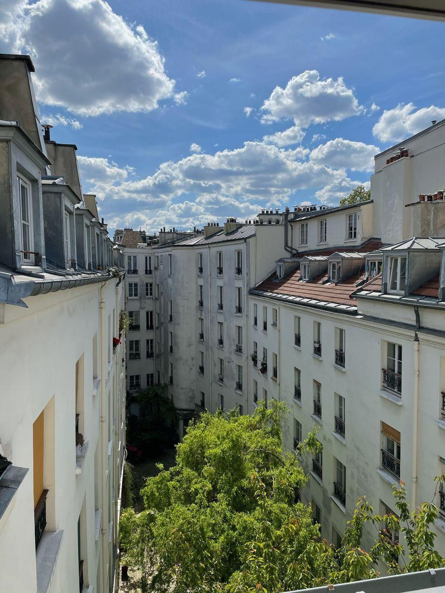 
                                                Location
                                                 Lumineux 2 pièces au calme sous les toits
