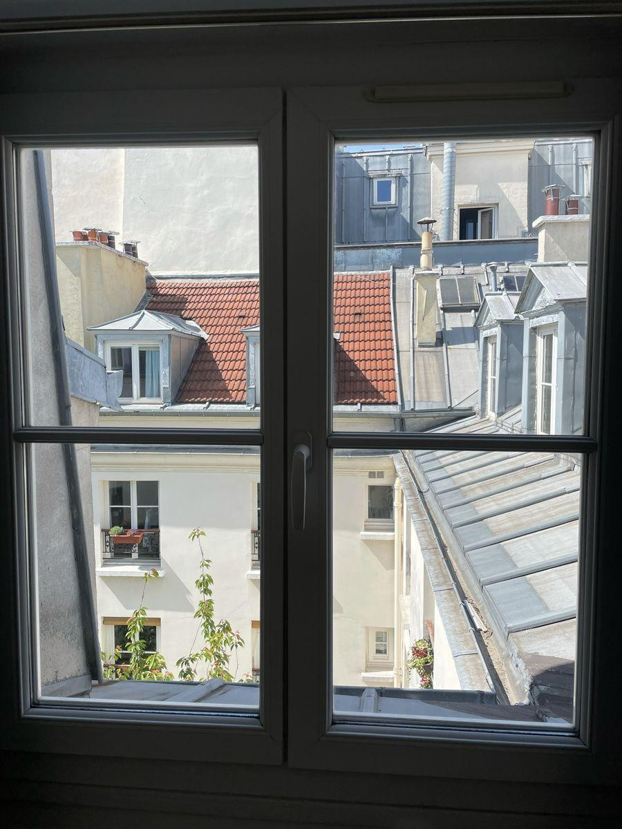 
                                                Location
                                                 Lumineux 2 pièces au calme sous les toits