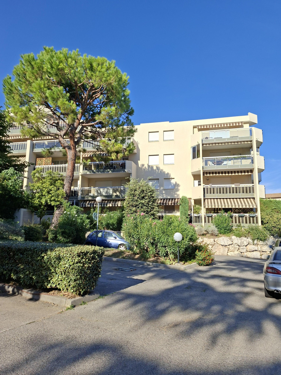 
                                                Vente
                                                 Lumineux appartement 4 pièces Secteur des Rascas