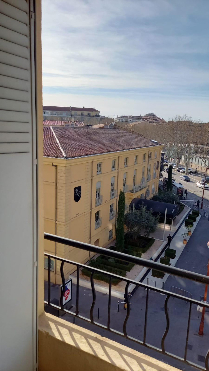 
                                                Location
                                                 Lumineux appartement rénové au dernier étage