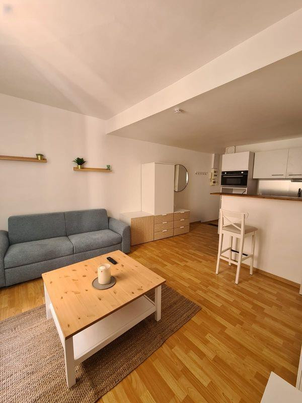 
                                                Location
                                                 Lumineux studio meublé de 26m² refait à neuf