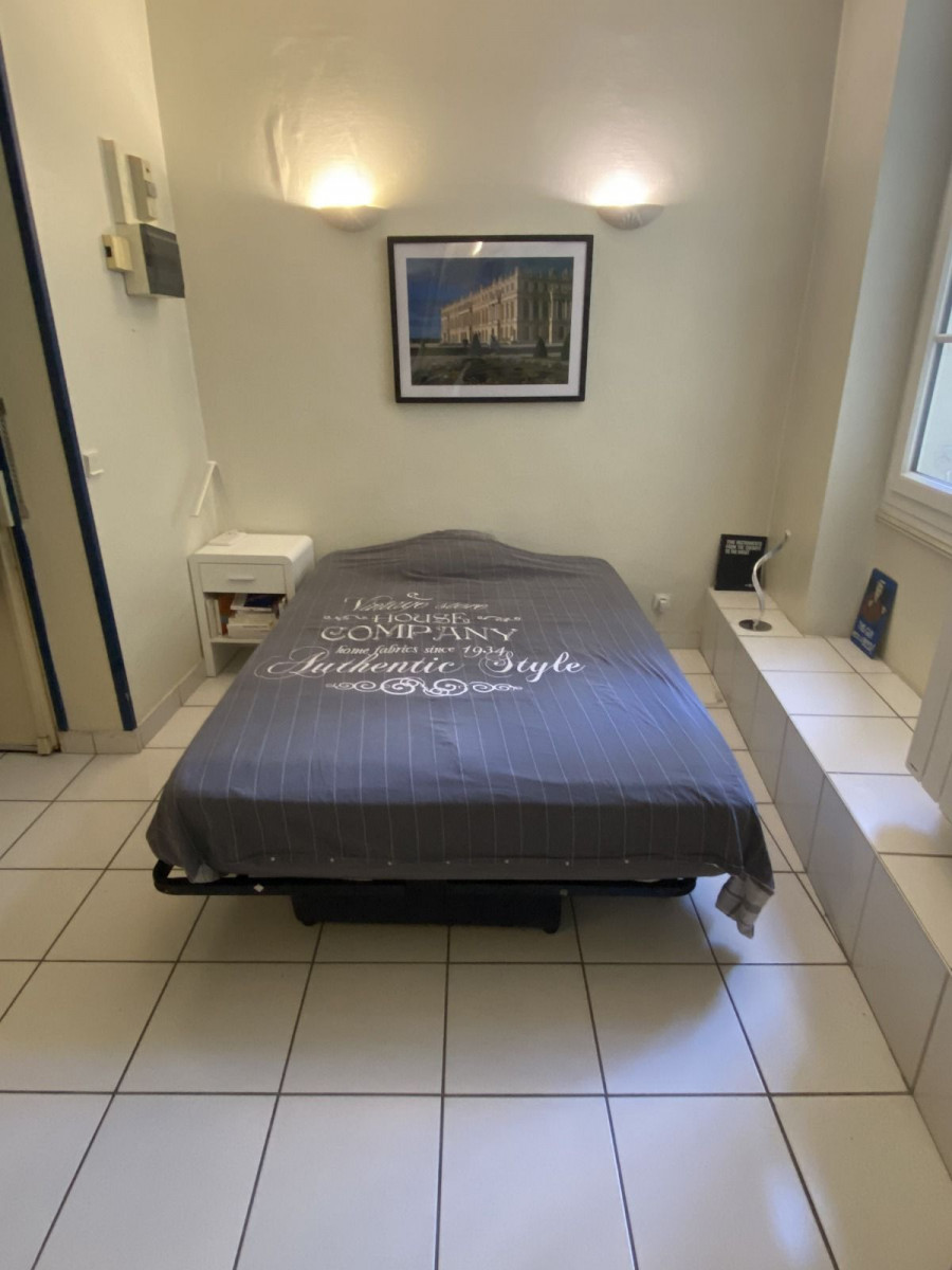 
                                                Location
                                                 Luxurious, fully-equipped, spacious, high-ceilinged studio located close to Rue Cler and the Eiffel Tower. (loyer tout inclus)