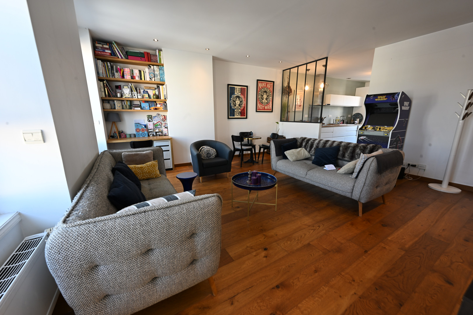 
                                                Vente
                                                 LYON 8 - appartement de caractère sur la Place Ambroise Courtois