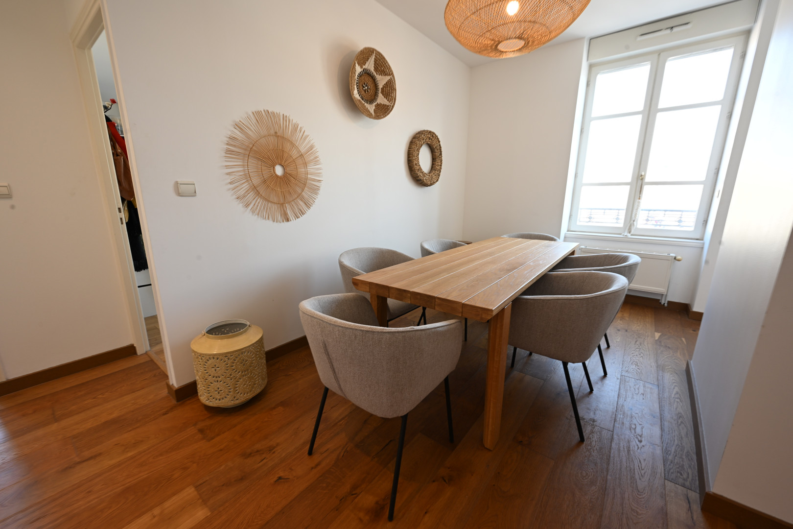 
                                                Vente
                                                 LYON 8 - appartement de caractère sur la Place Ambroise Courtois