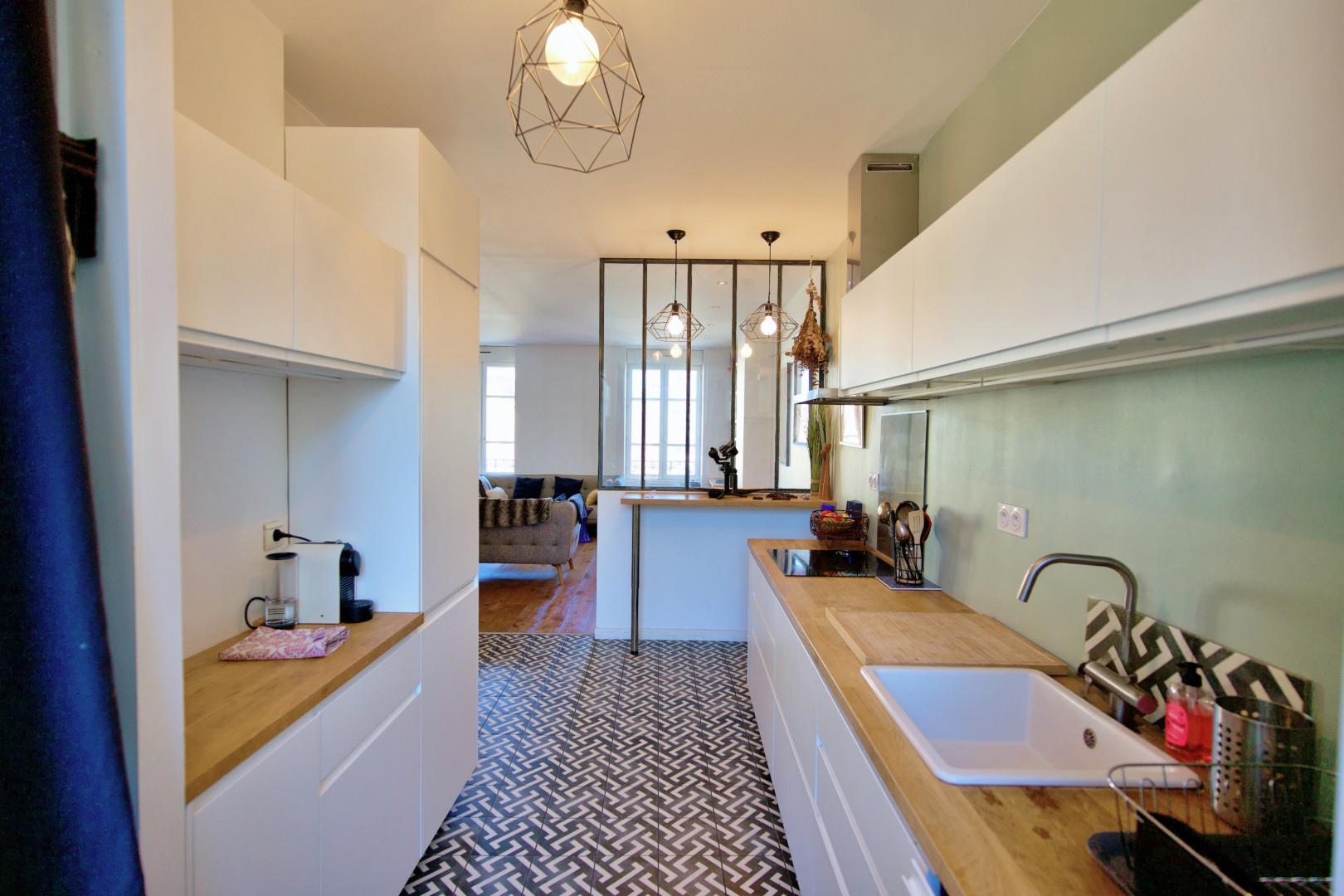
                                                Vente
                                                 LYON 8 - appartement de caractère sur la Place Ambroise Courtois