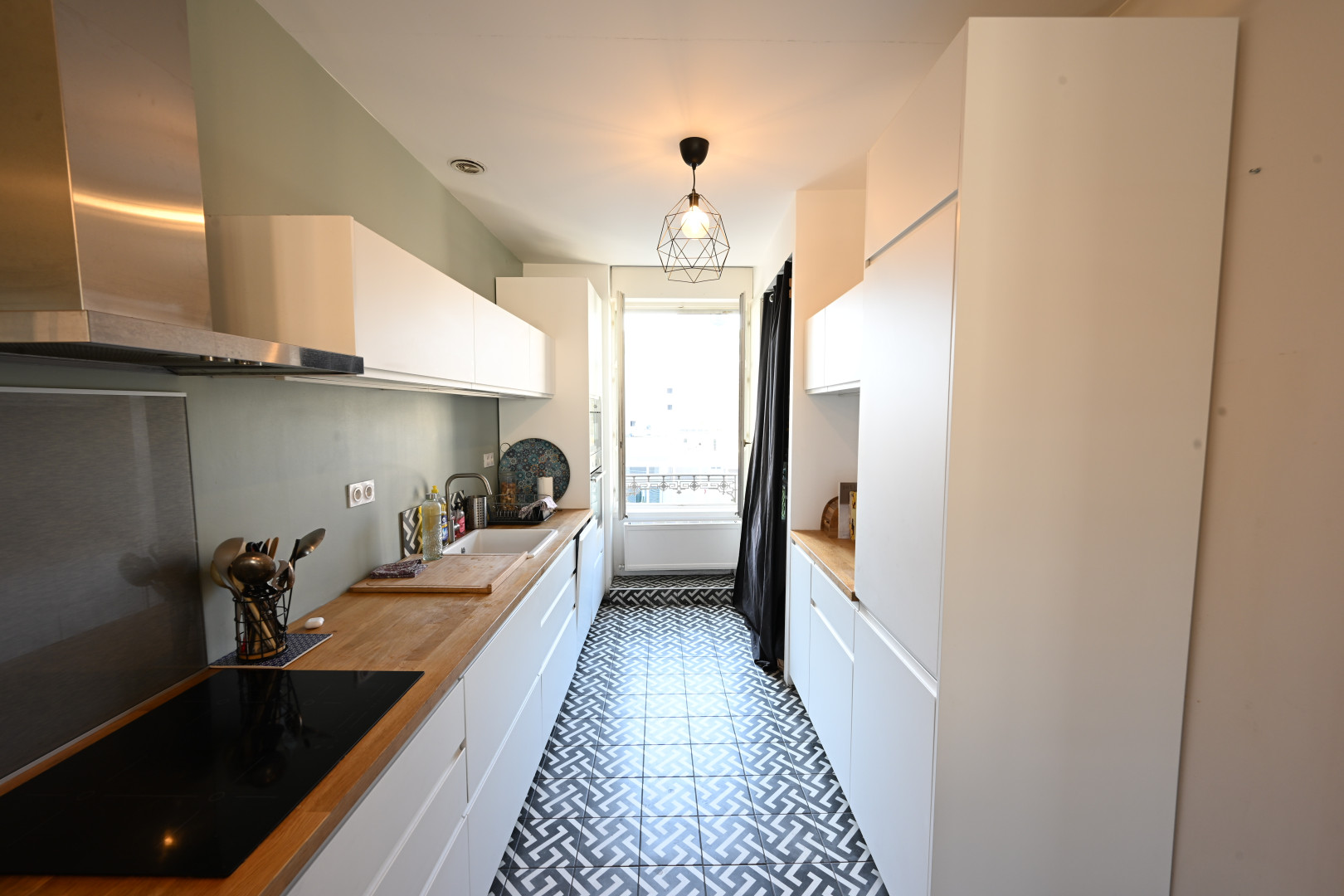 
                                                Vente
                                                 LYON 8 - appartement de caractère sur la Place Ambroise Courtois