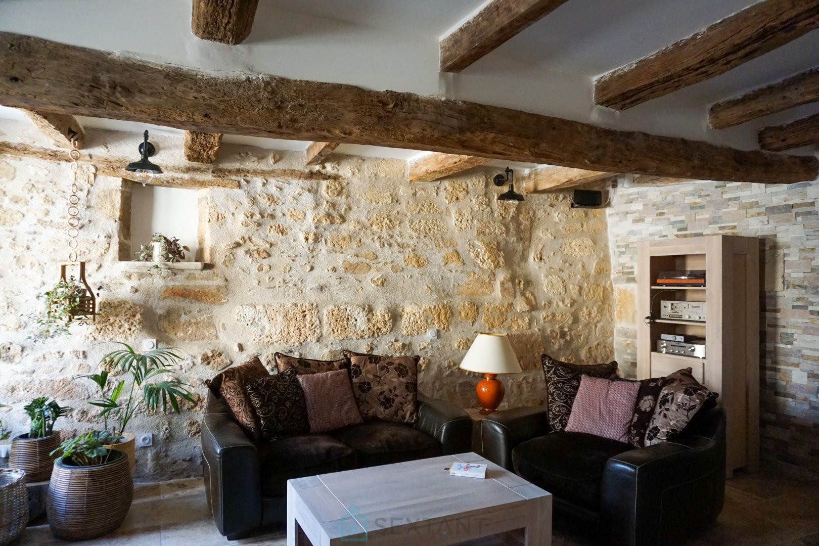 
                                                Vente
                                                 Magnfique maison en pierre de Paussac située dans un lieu historique exeptionnel. 