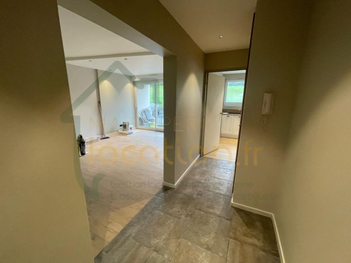 
                                                Location
                                                 Magnifique 2 pièce de 48m2 situé dans un quartier calme à proximité du centre-ville de Saint-Quentin