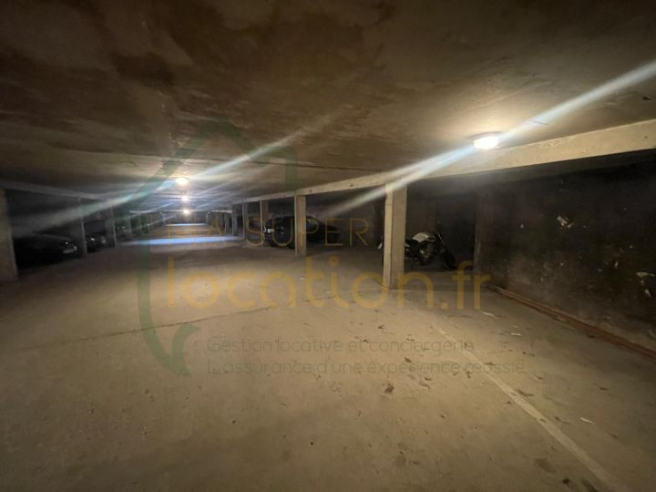 
                                                Location
                                                 Magnifique 2 pièce de 48m2 situé dans un quartier calme à proximité du centre-ville de Saint-Quentin