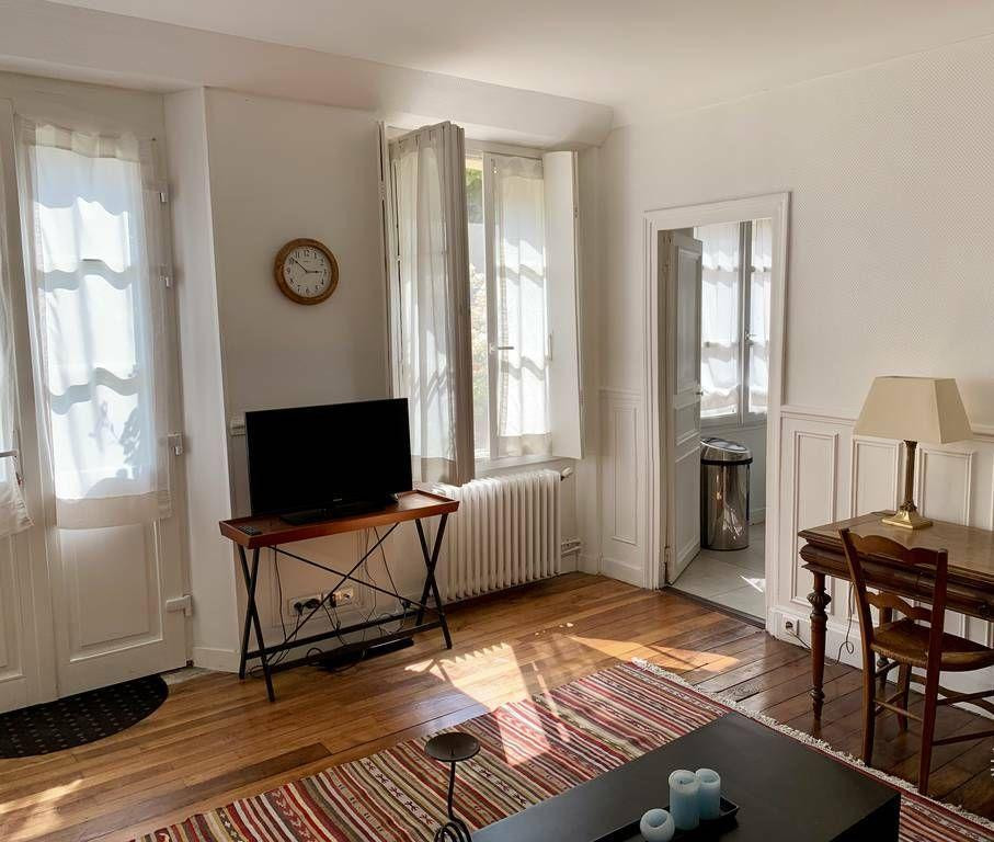 
                                                Location
                                                 Magnifique 2P meublé 60m² à Versailles