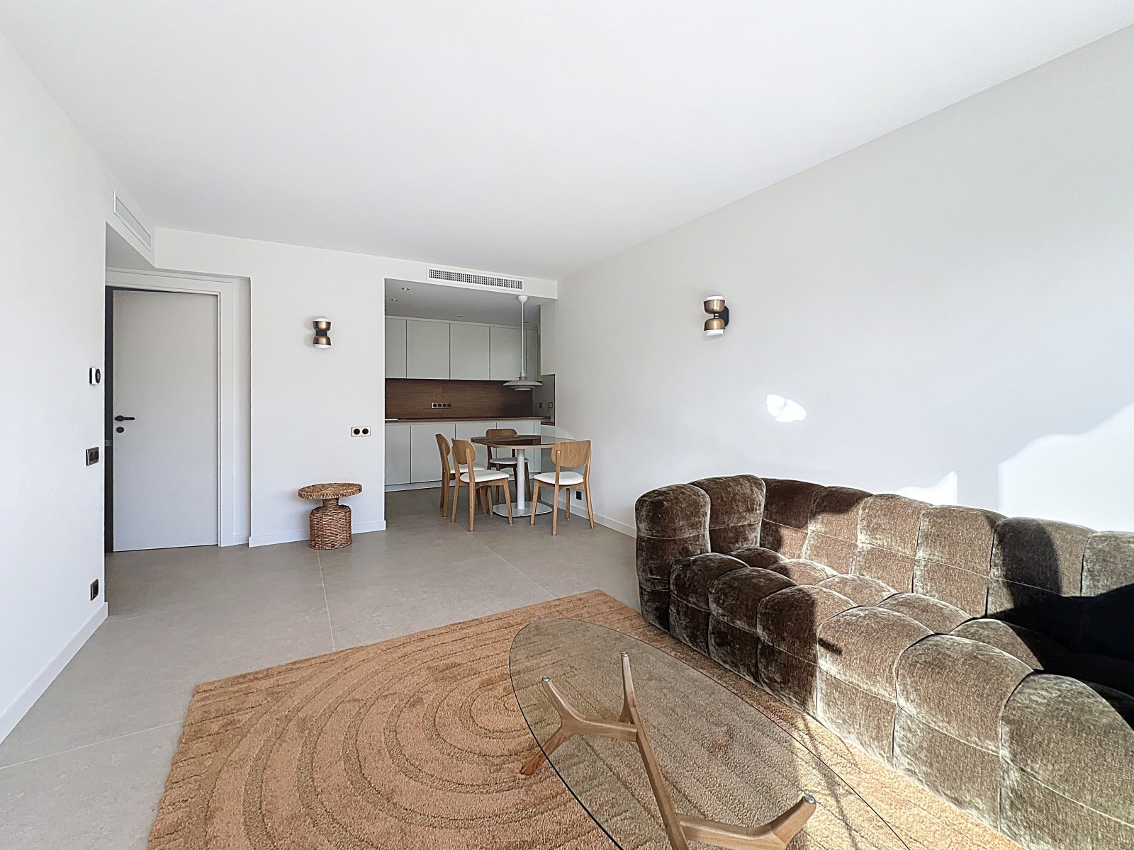 
                                                Location
                                                 Magnifique 3 pièces meublé entièrement rénové