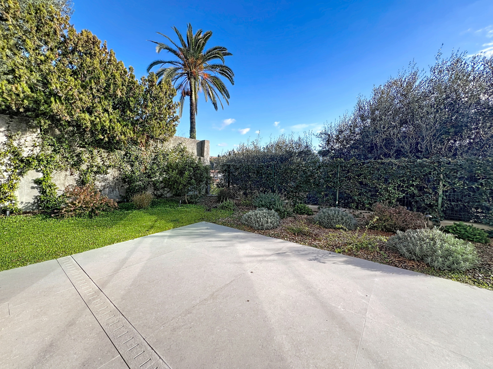 
                                                Location
                                                 Magnifique 3 pièces meublé entièrement rénové