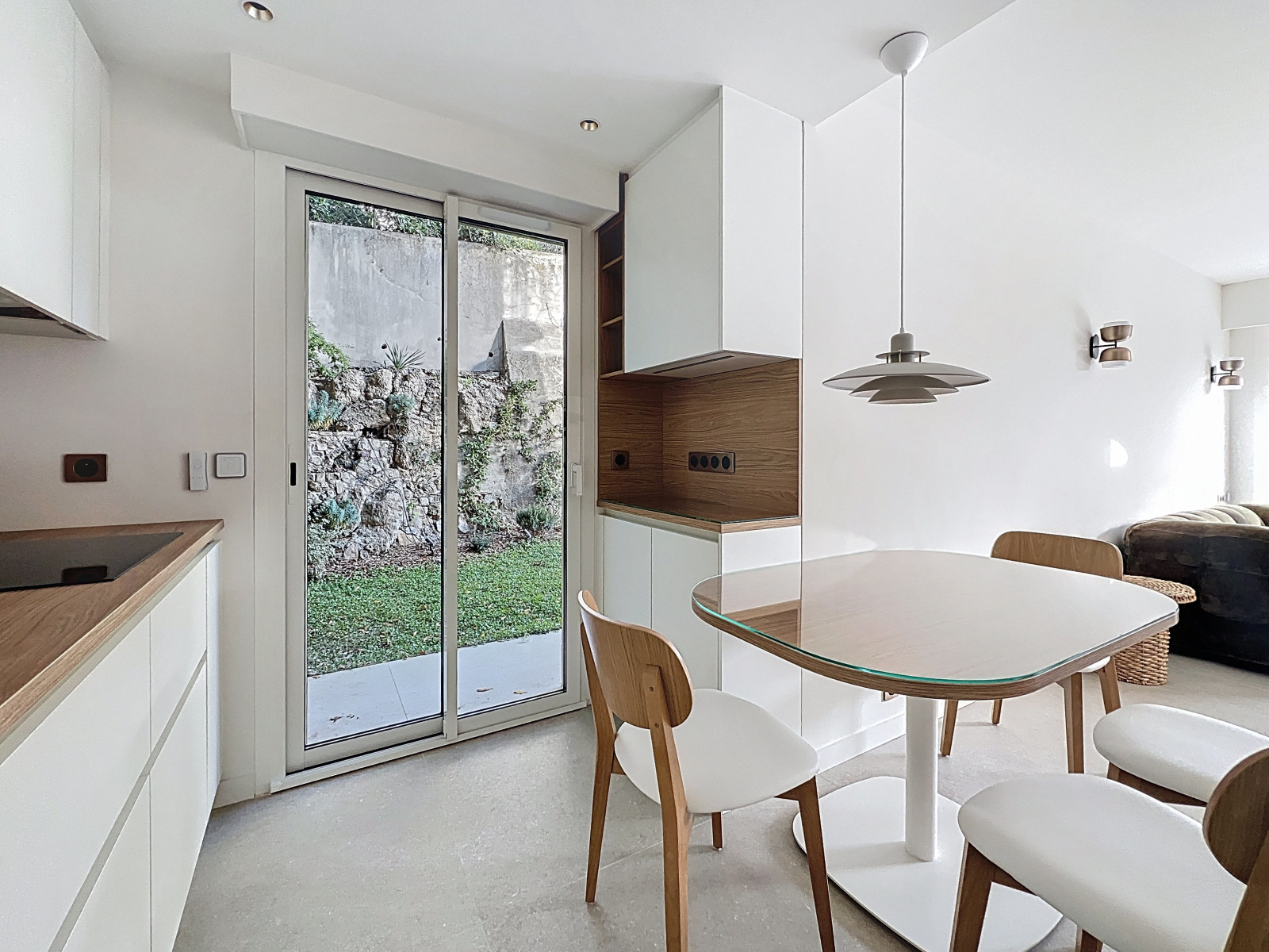 
                                                Location
                                                 Magnifique 3 pièces meublé entièrement rénové