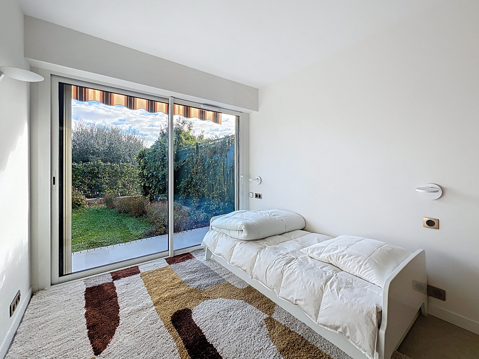 
                                                Location
                                                 Magnifique 3 pièces meublé entièrement rénové