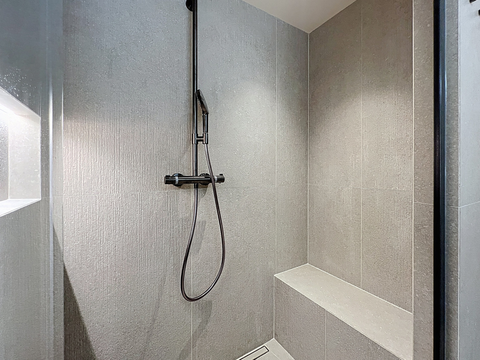 
                                                Location
                                                 Magnifique 3 pièces meublé entièrement rénové