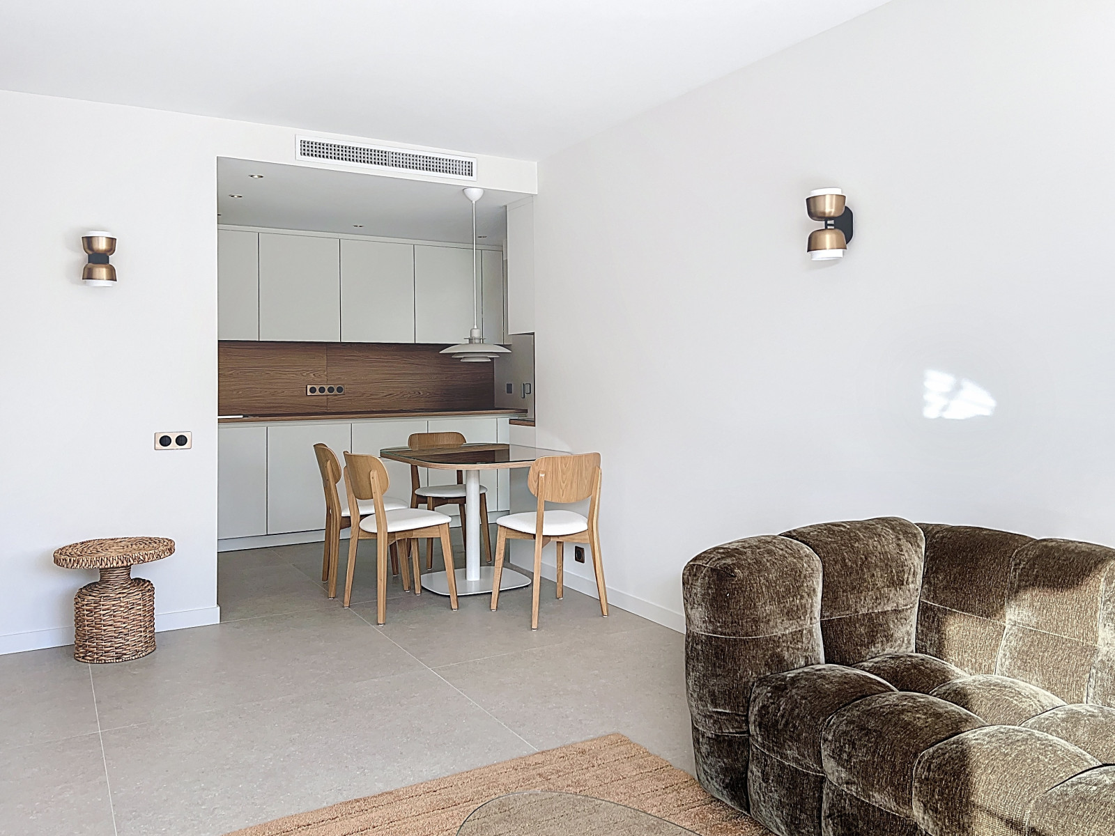 
                                                Location
                                                 Magnifique 3 pièces meublé entièrement rénové