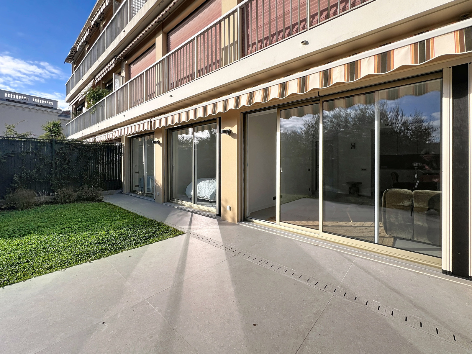 
                                                Location
                                                 Magnifique 3 pièces meublé entièrement rénové