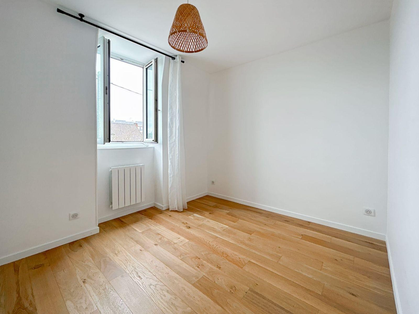 
                                                Location
                                                 Magnifique 5P 30m² en duplex refait à neuf