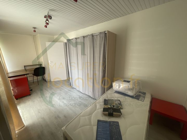 
                                                Location
                                                 Magnifique appartement de 4 pièces, meublé et rénové dans une belle résidence de standing.