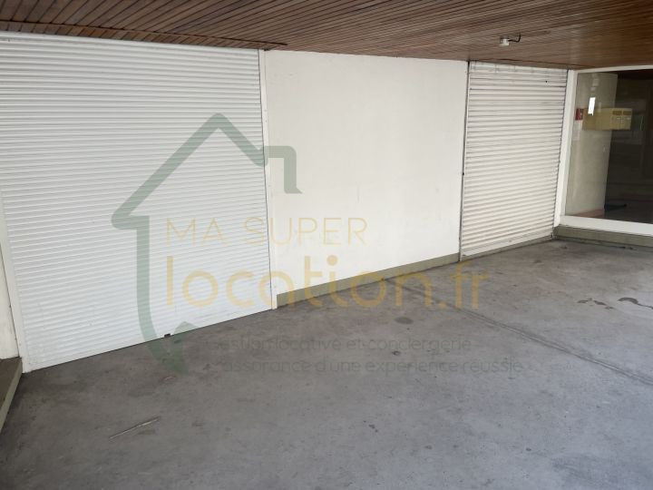 
                                                Location
                                                 Magnifique appartement de 4 pièces, meublé et rénové dans une belle résidence de standing.