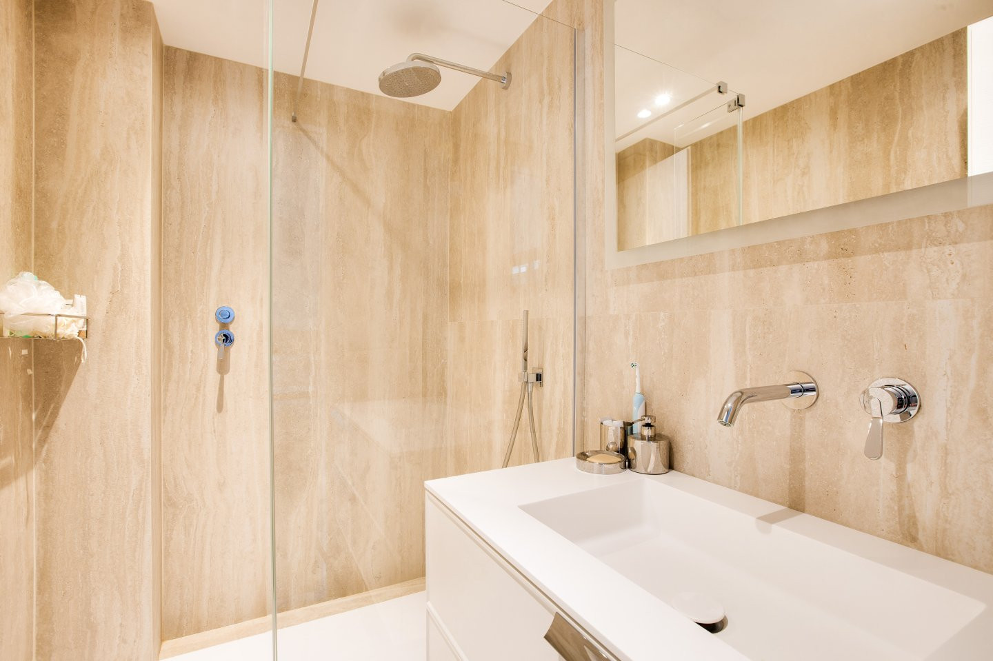 
                                                Vente
                                                 Magnifique appartement rénové jardin et vue mer