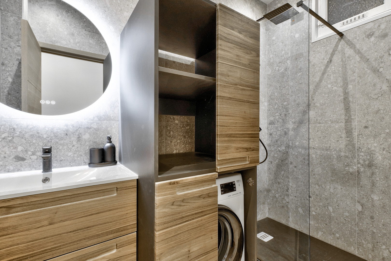 
                                                Location
                                                 Magnifique appartement rénové avec vue mer