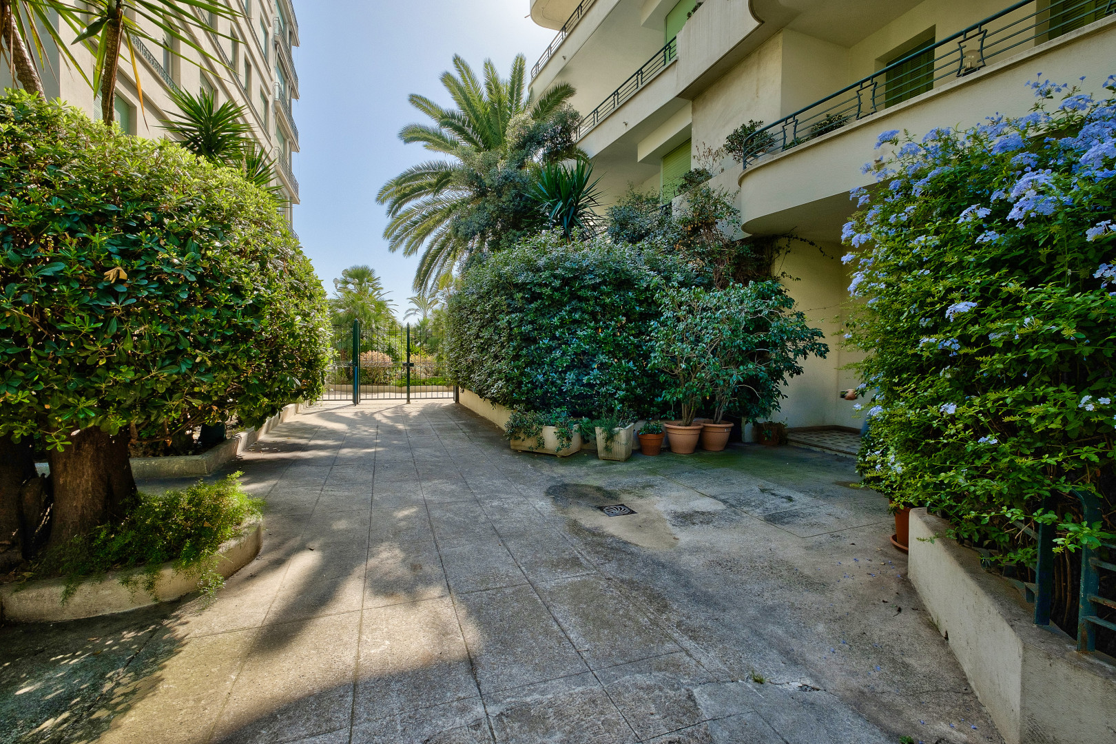 
                                                Location
                                                 Magnifique appartement rénové avec vue mer