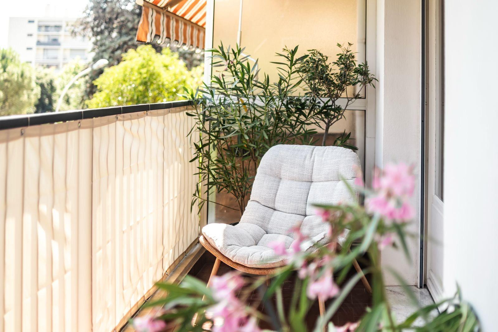 
                                                Vente
                                                 Magnifique appartement rénové par un architecte dans une résidence avec parc sécurisé