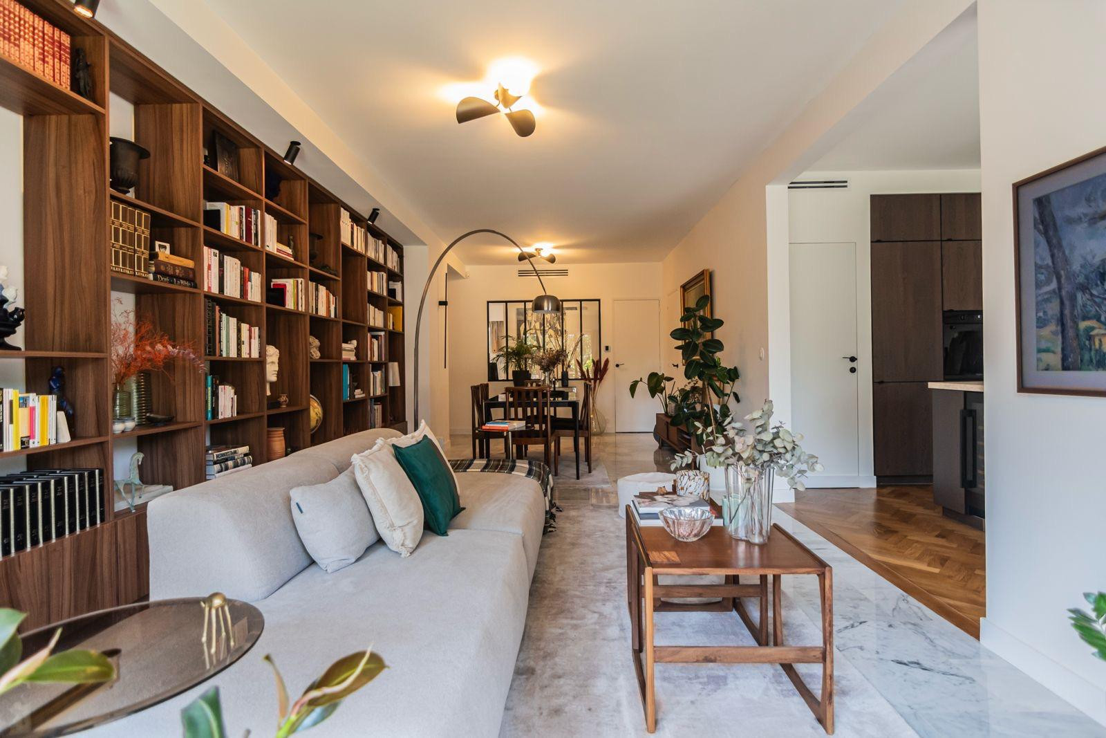 
                                                Vente
                                                 Magnifique appartement rénové par un architecte dans une résidence avec parc sécurisé