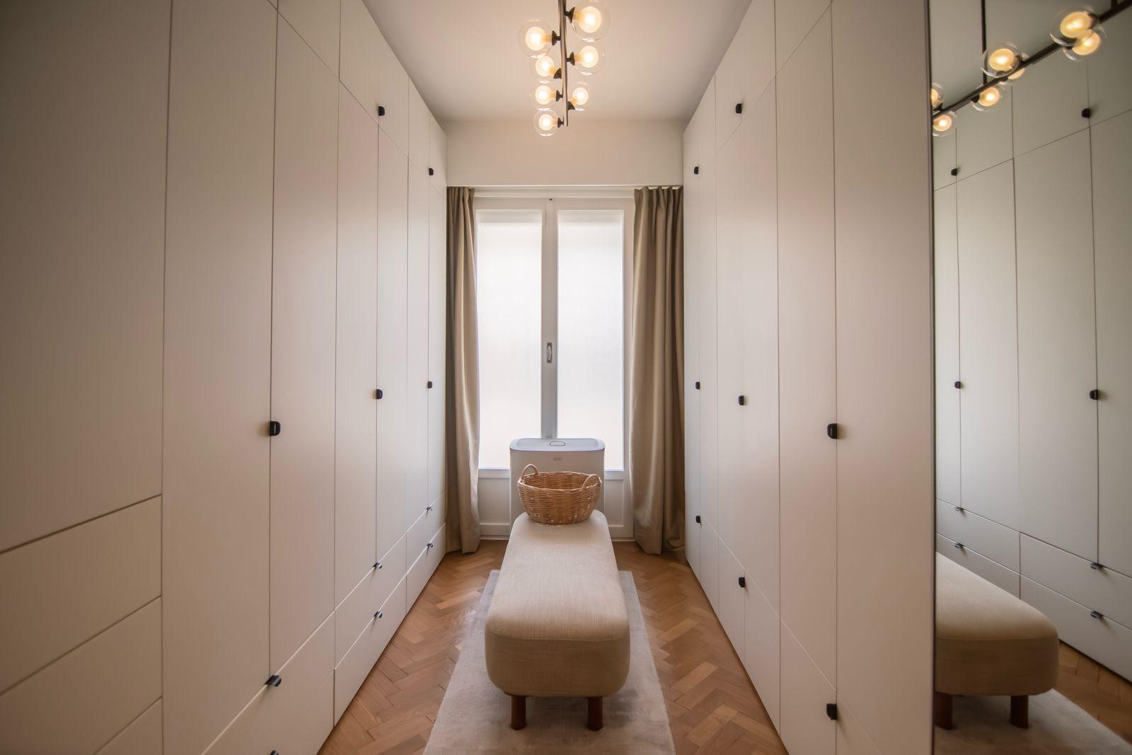 
                                                Vente
                                                 Magnifique appartement rénové par un architecte dans une résidence avec parc sécurisé
