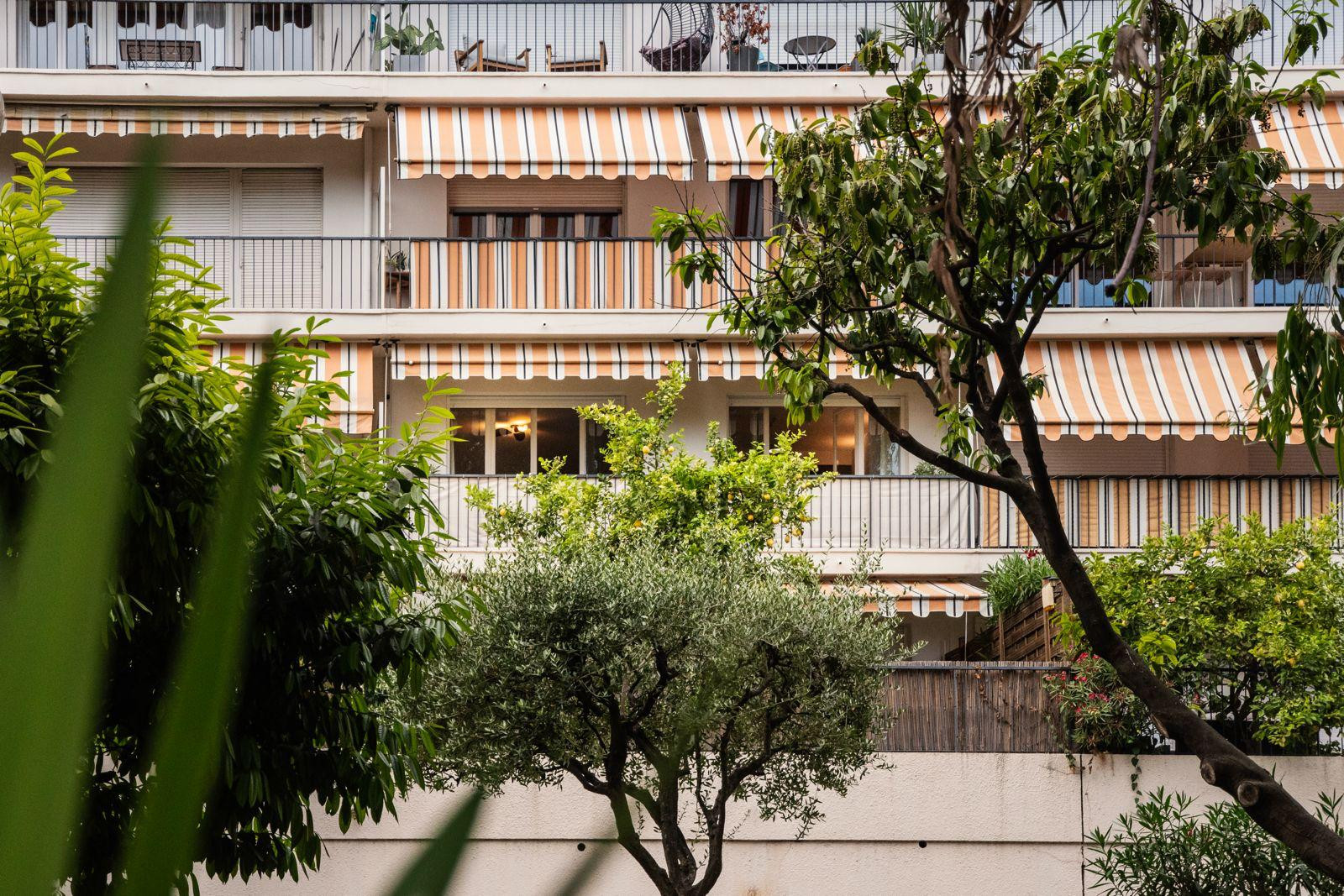 
                                                Vente
                                                 Magnifique appartement rénové par un architecte dans une résidence avec parc sécurisé