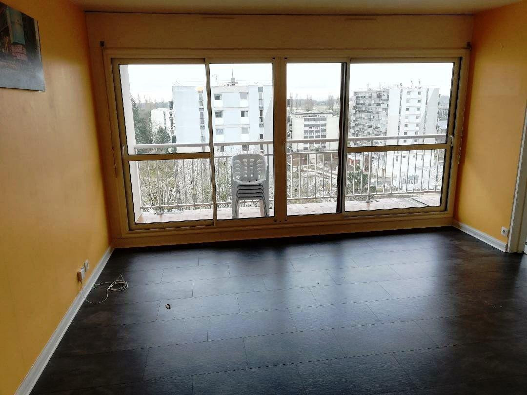 
                                                Location
                                                 Magnifique F3 : traversant, belle vue, orienté sud