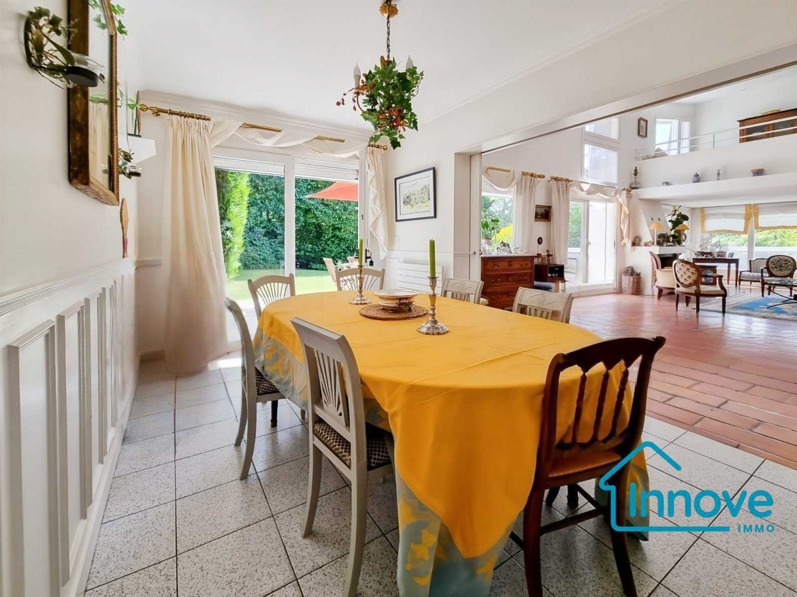 
                                                Vente
                                                 Magnifique Maison 10 pièces!