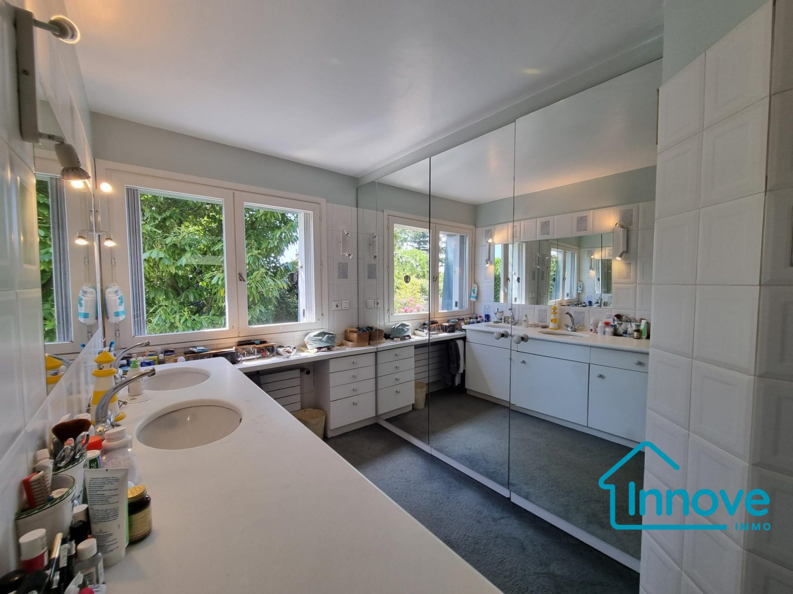 
                                                Vente
                                                 Magnifique Maison 10 pièces!