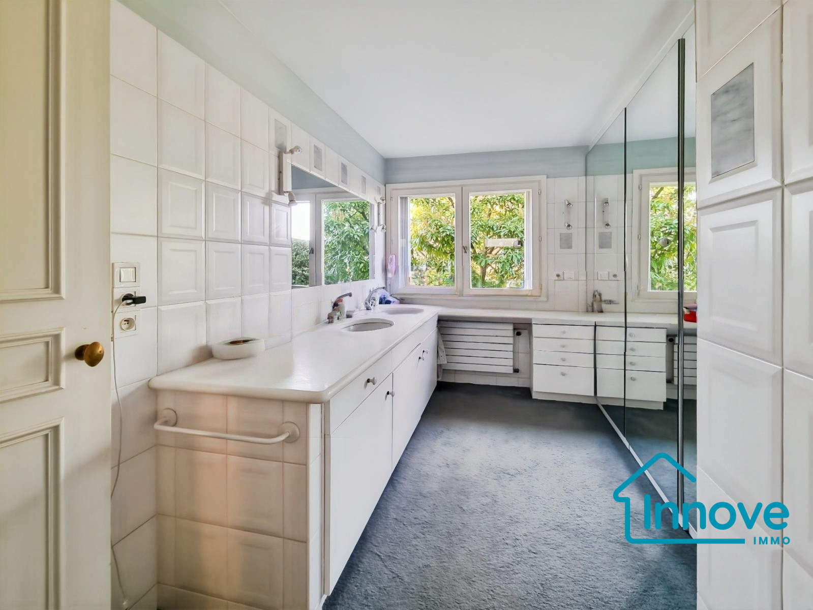 
                                                Vente
                                                 Magnifique Maison 10 pièces!