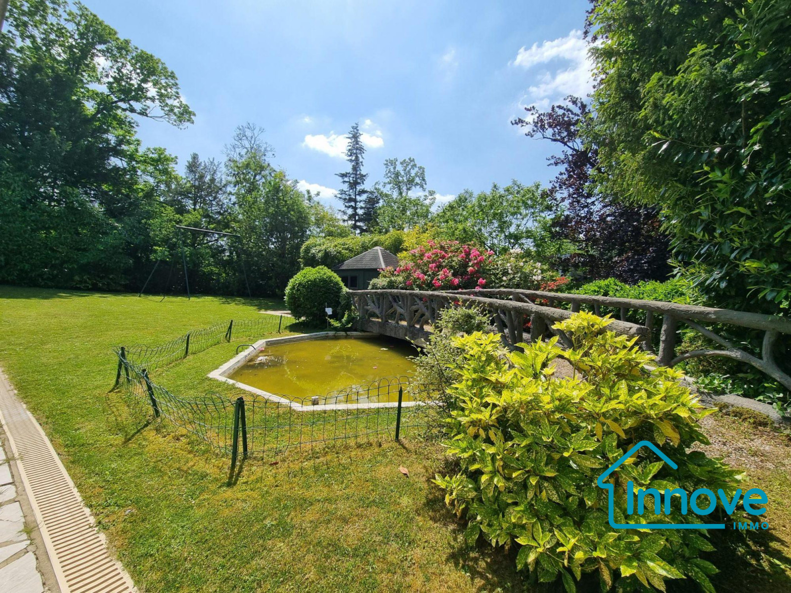 
                                                Vente
                                                 Magnifique Maison 10 pièces!