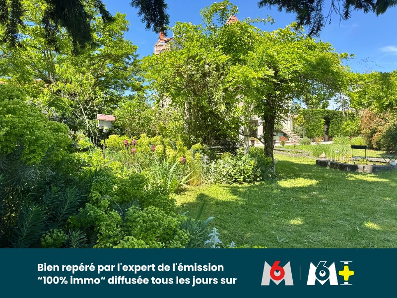 
                                                Vente
                                                 Magnifique maison familiale de caractère avec jardin paysager, piscine chauffée et prestations de qualité