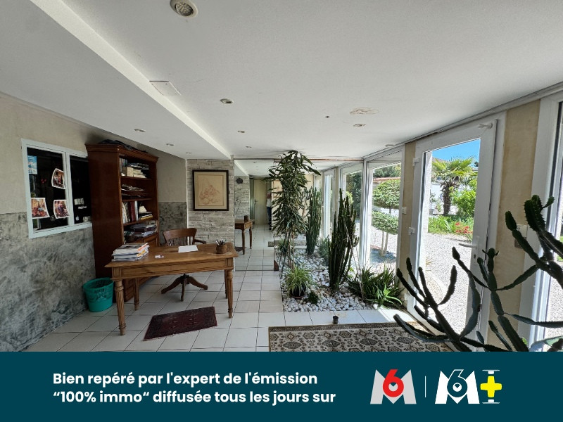 
                                                Vente
                                                 Magnifique maison familiale de caractère avec jardin paysager, piscine chauffée et prestations de qualité